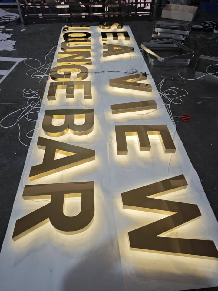 🏢 Company sign (personalizable)