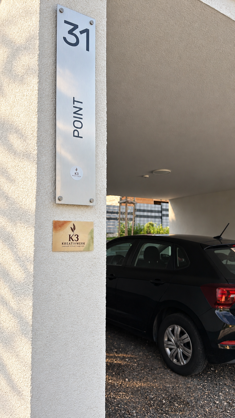 🏢 Company sign (personalizable)