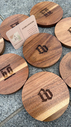 🪵 Untersetzer-Set (8er) Holz inkl. Bieröffner (personalisierbar)