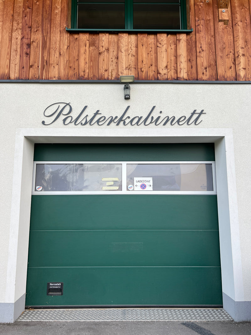 🏢 Company sign (personalizable)