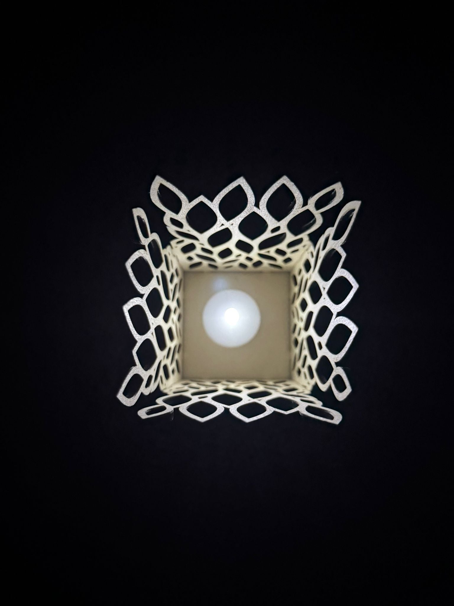 🕯️ Moderner Teelichthalter aus Holz – stilvolle Struktur