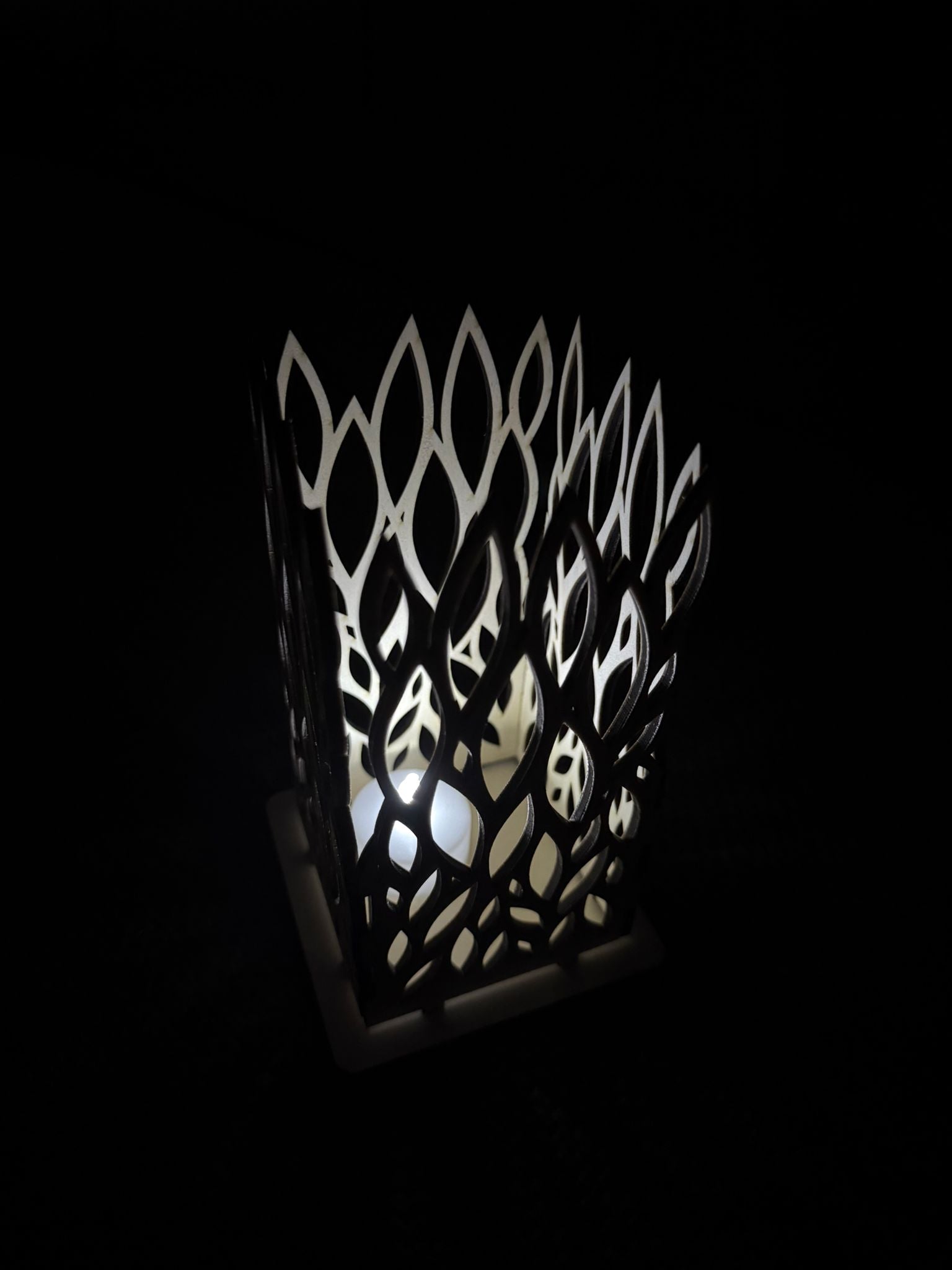 🕯️ Moderner Teelichthalter aus Holz – stilvolle Struktur