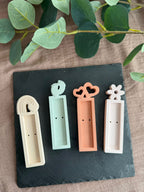 💝 Geldgeschenk 4er Set – Regenbogen, Füße, Doppelherz & Blume (personalisierbar)