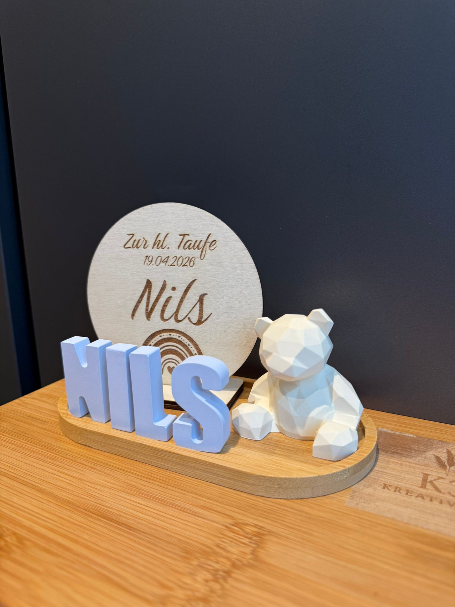🧸 Geschenkset mit Bambus-Untersetzer, Name und Bär aus Gips und Holzschild inkl. Steher (personalisierbar)