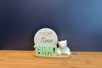 🧸 Geschenkset mit Bambus-Untersetzer, Name und Bär aus Gips und Holzschild inkl. Steher (personalisierbar)
