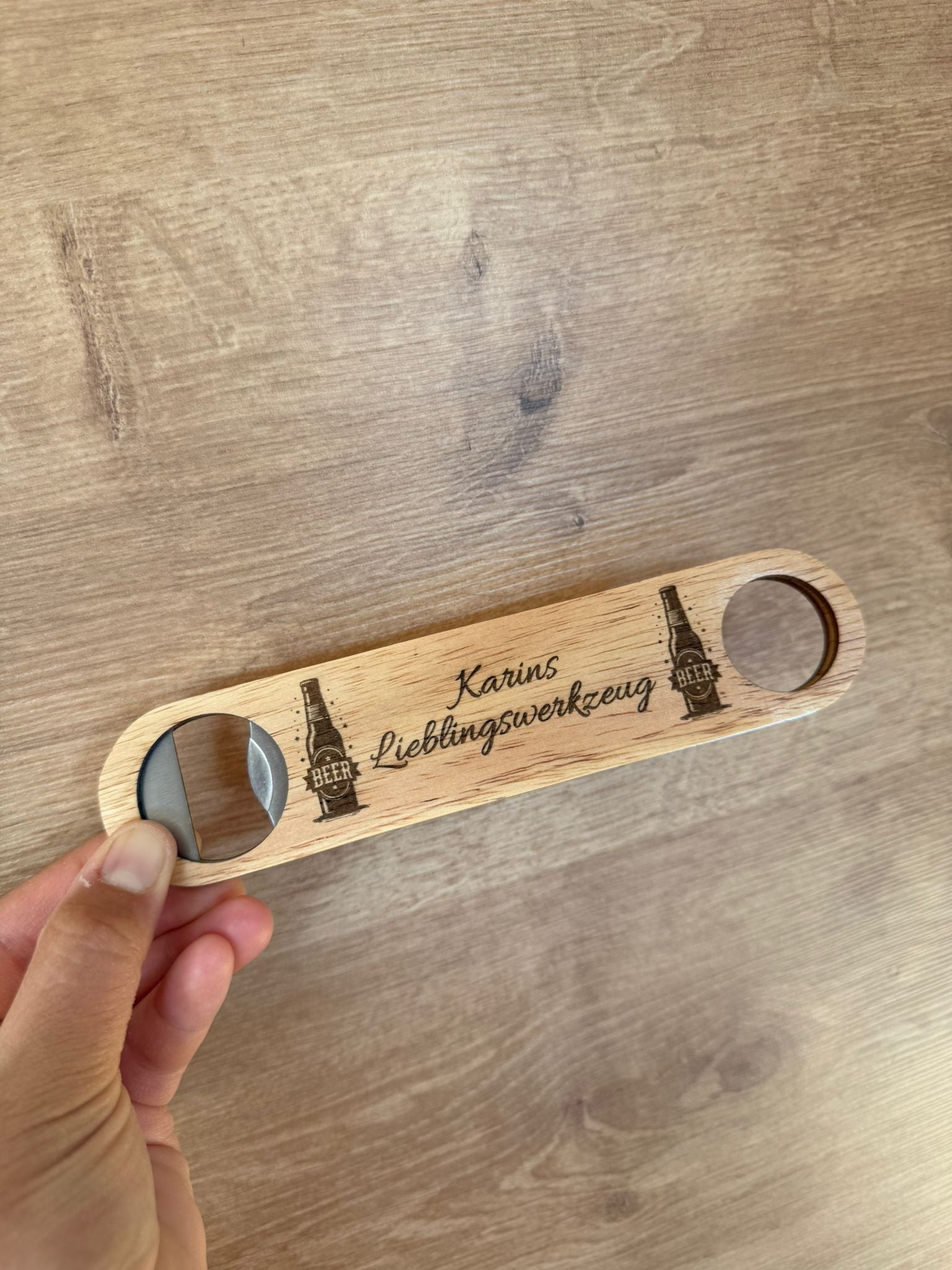 🍻🔨 Flaschenöffner aus Holz – praktische Geschenkidee mit persönlicher Gravur (personalisierbar)