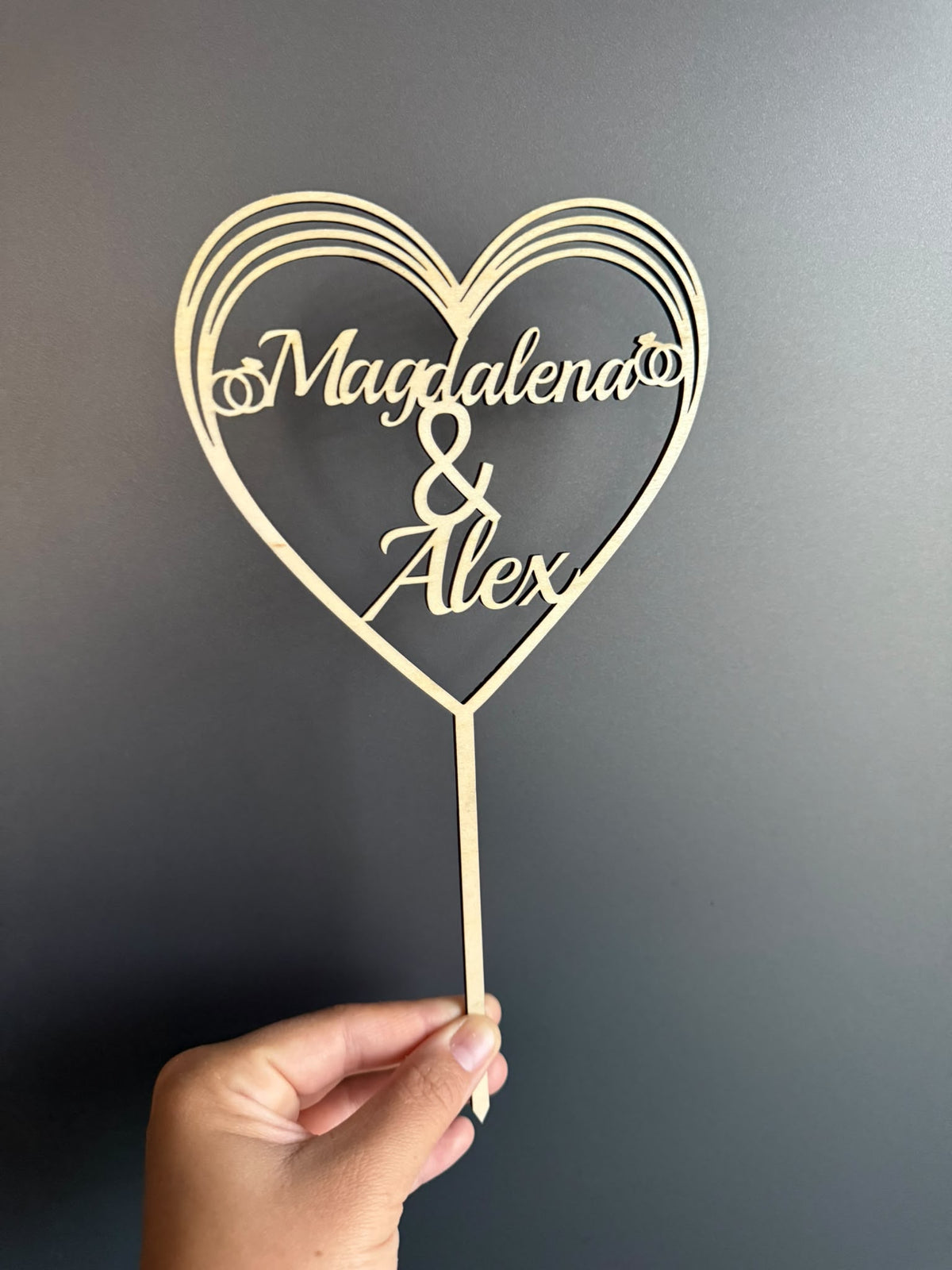 ❤️ Cake Topper aus Holz in Herzform – personalisierbar mit Wunschtext