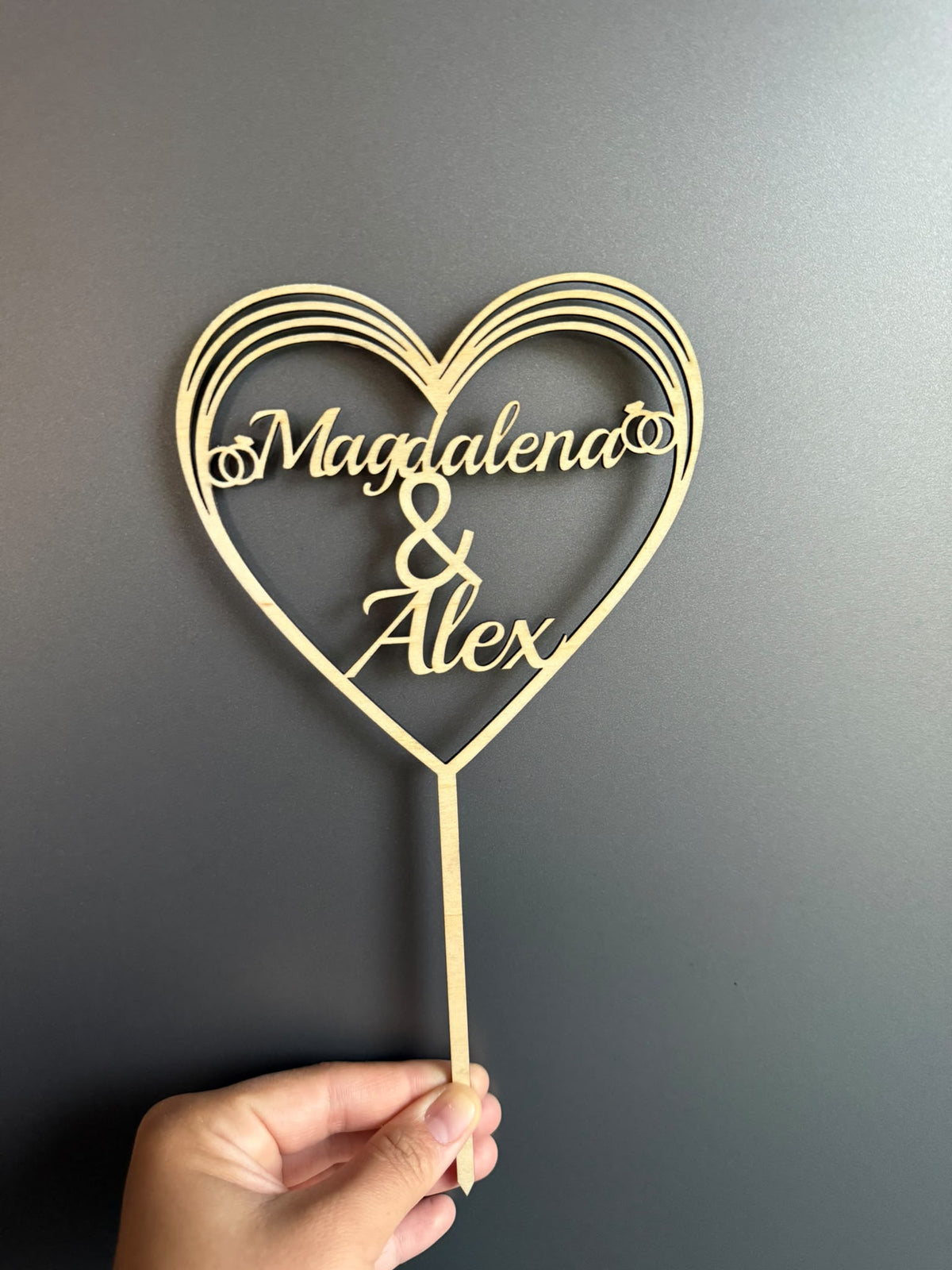 ❤️ Cake Topper aus Holz in Herzform – personalisierbar mit Wunschtext