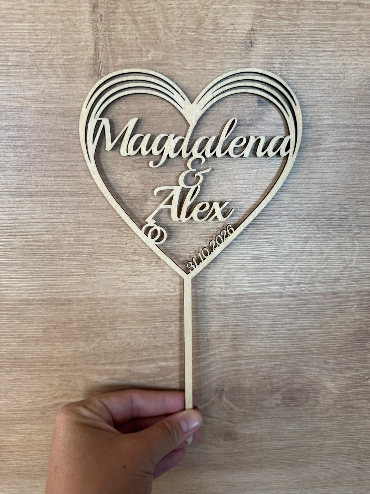 ❤️ Cake Topper aus Holz in Herzform – personalisierbar mit Wunschtext