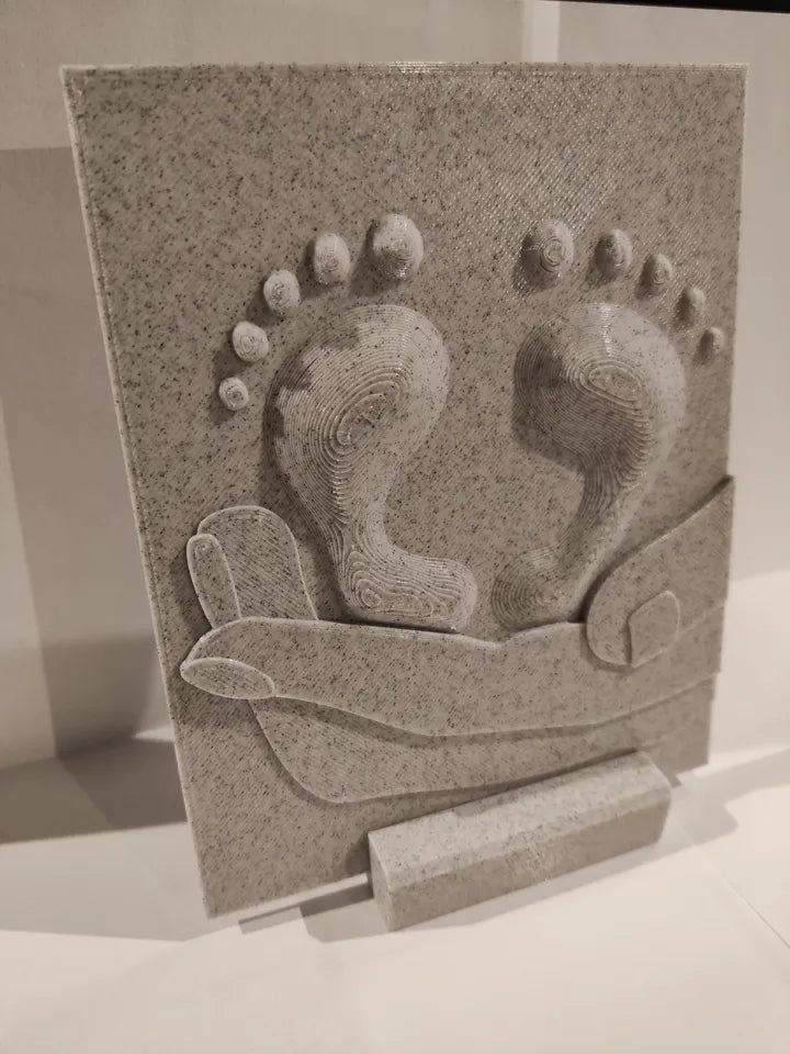 Geschenk zur Geburt - Babyfüße mit schützender Hand (personalisierbar)